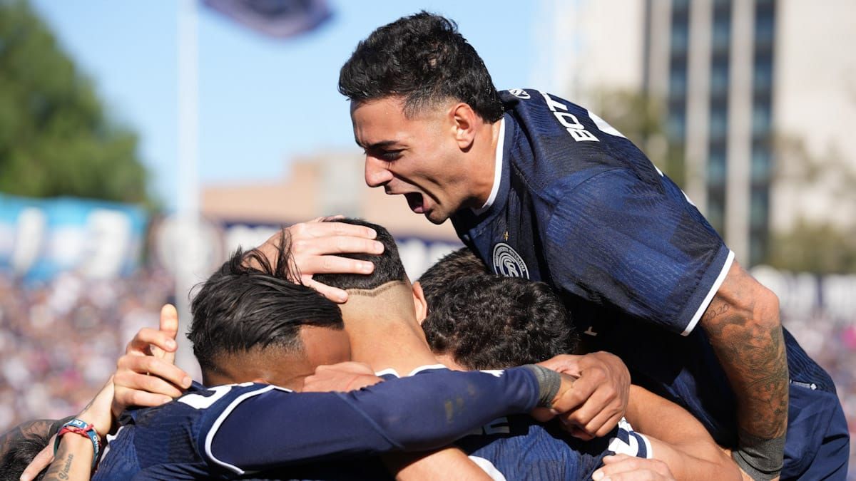 Tomás Bottari, eufórico en el festejo de uno de los goles de Independiente Rivadavia en el clásico de Gimnasia y Esgrima. Foto: Martín Pravata/Diario UNO. Tomás Bottari, eufórico en el festejo de uno de los goles de Independiente Rivadavia en el clásico de Gimnasia y Esgrima. Foto: Martín Pravata/Diario UNO.
