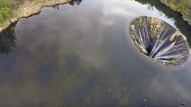 Los misteriosos agujeros en los lagos del mundo