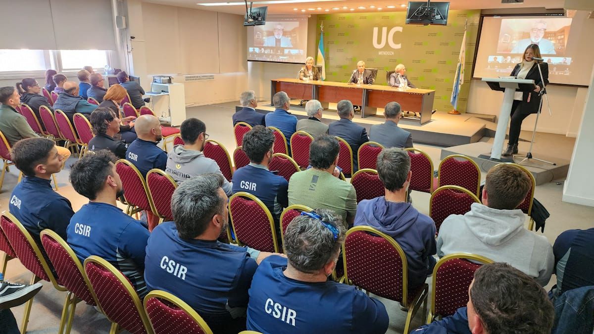 Vista general del acto realizado en el Aula Magna de la Universidad de Congreso para el inicio del dictado de clases de la Diplomatura. Vista general del acto realizado en el Aula Magna de la Universidad de Congreso para el inicio del dictado de clases de la Diplomatura.