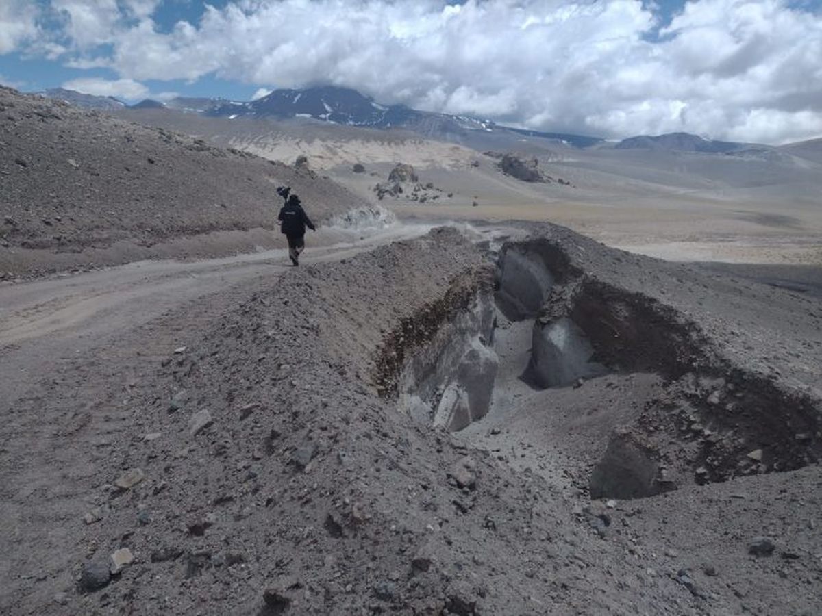 Las lluvias provocaron grandes socavones en el camino.