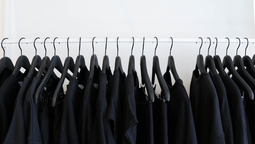 La ropa negra es elegida por muchas personas habitualmente