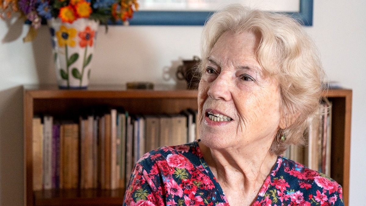 Los libros la han acompañado desde la infancia, cuando después de leer y releer la revista Billiken, descubrió la biblioteca de su padre. Los libros la han acompañado desde la infancia, cuando después de leer y releer la revista Billiken, descubrió la biblioteca de su padre.