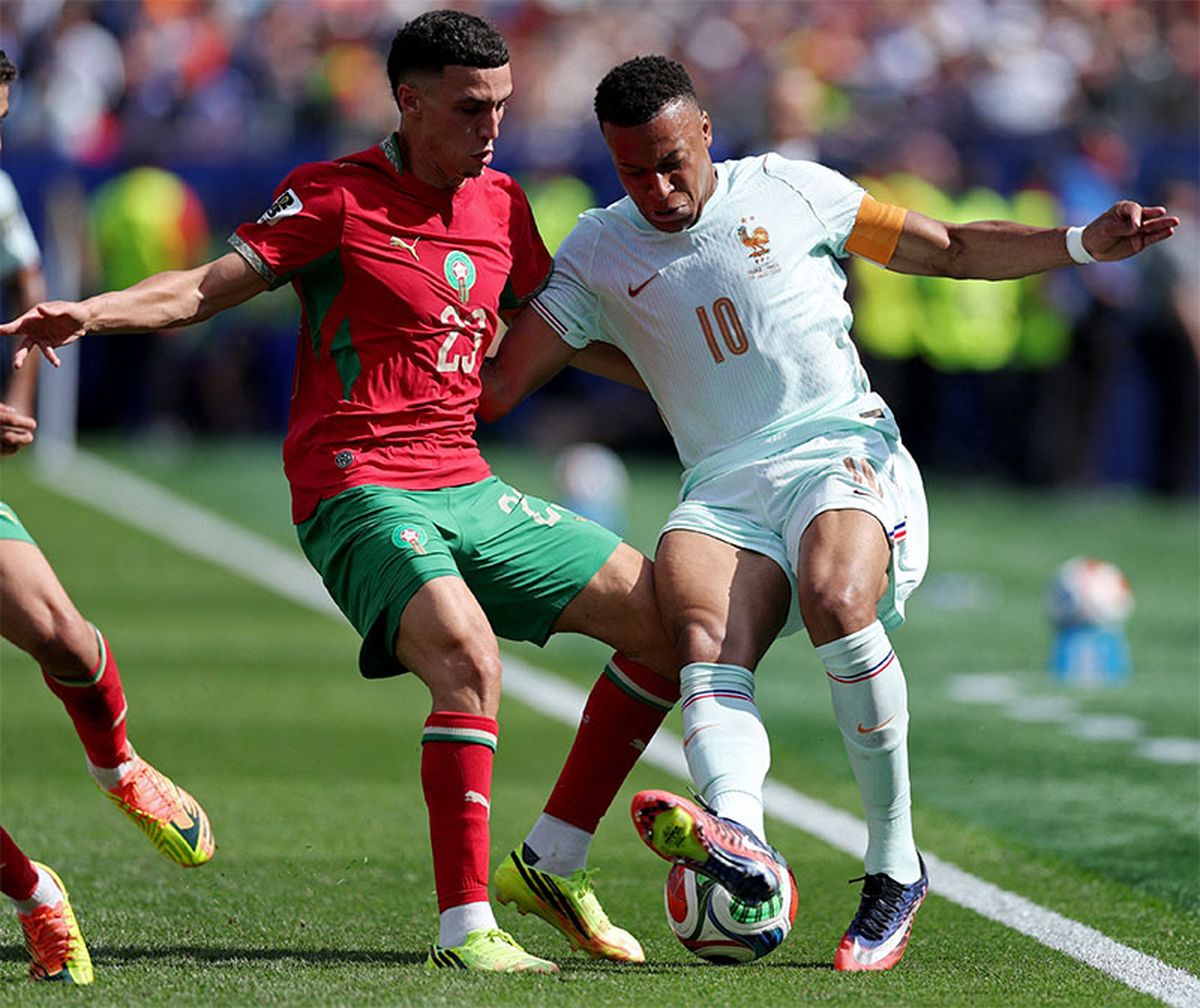 Mbappé disputa la pelota con El Khanouss. Francia es semifinalista.