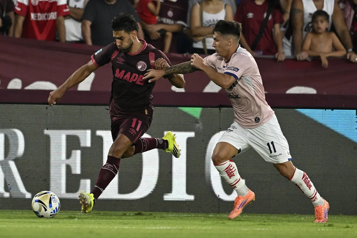 Lan&uacute;s comparte la punta en el Torneo Apertura.