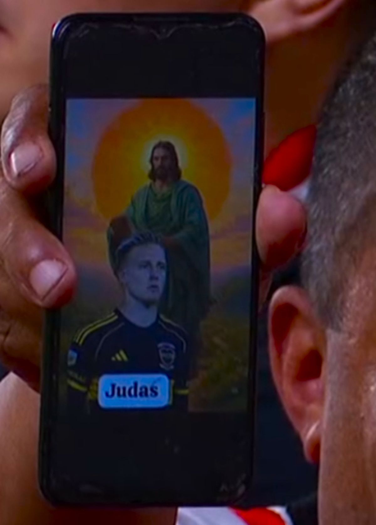 La imagen que un hincha de Estudiantes mostr&oacute; contra Ascac&iacute;bar, en la previa del partido ante Boca.