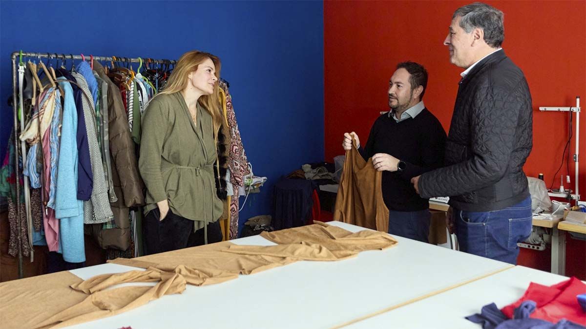 Jimena Gallardo, de la asociación No más hambre, junto al presidente del Concejo de Las Heras, Martín Bustos, y el intendente Daniel Orozco.