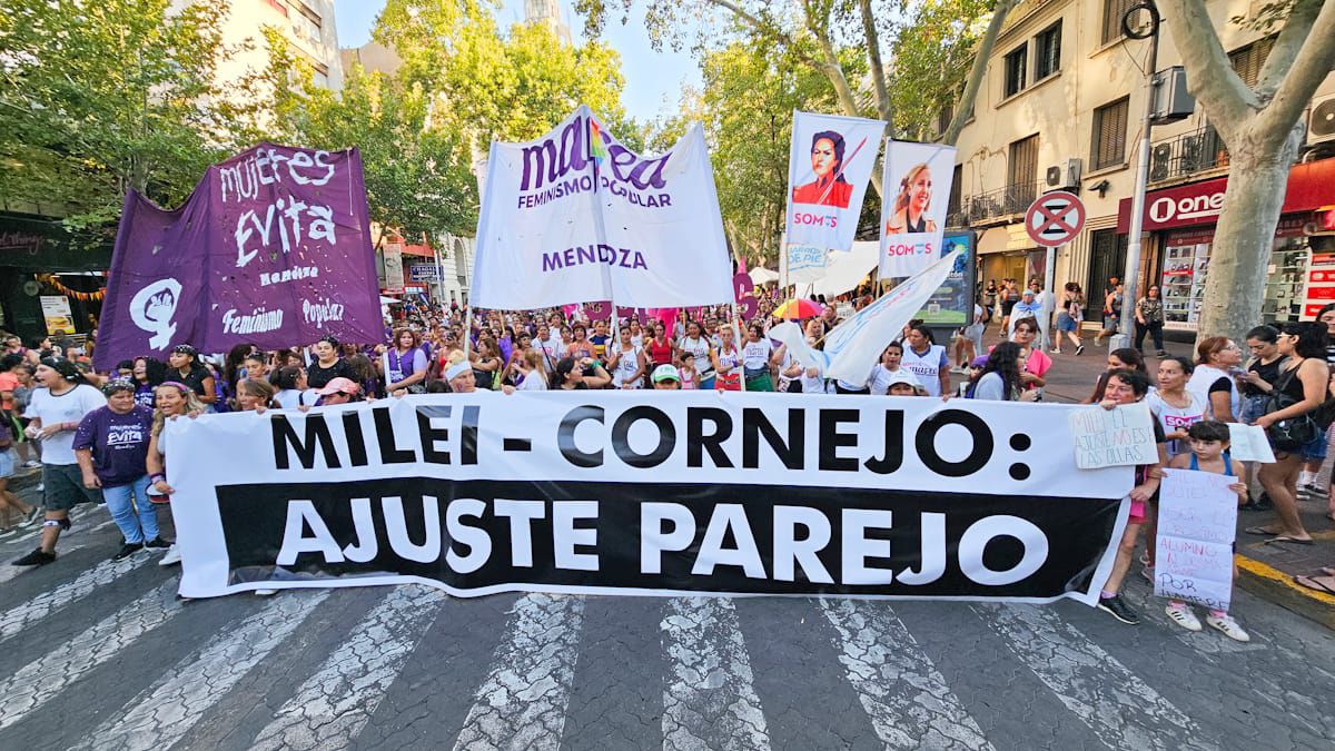 Una nueva marcha del 8M convocó a una multitud de mujeres en Mendoza.