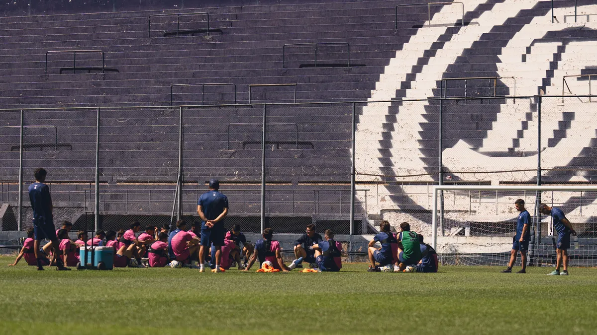Alfredo Berti habló mucho con sus jugadores en la previa del duelo entre Independiente Rivadavia y River por la Copa Argentina.