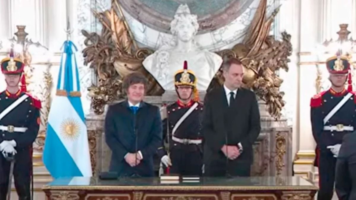 Manuel Adorni junto a Javier Milei. Foto: NA.