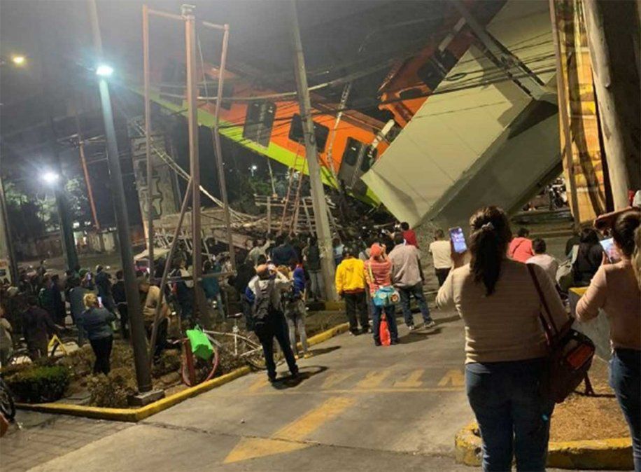 El trágico accidente se produjo cuando cedió una viga que sostenía a la línea 12 del tren sobre una de las principales avenidas al sudeste del México DF.