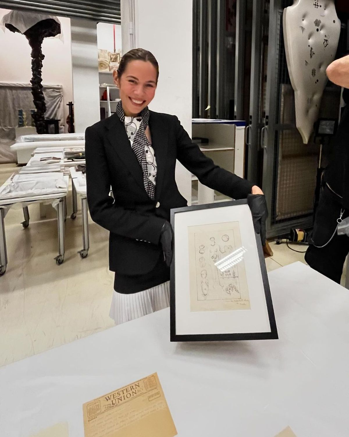 Elina posa con una litografía de Frida Kahlo - Maluchita Chula (1932) que adquirió con Eduardo hace unos meses, junto a cartas, postales y fotografías de la artista mexicana. Elina posa con una litografía de Frida Kahlo - Maluchita Chula (1932) que adquirió con Eduardo hace unos meses, junto a cartas, postales y fotografías de la artista mexicana.