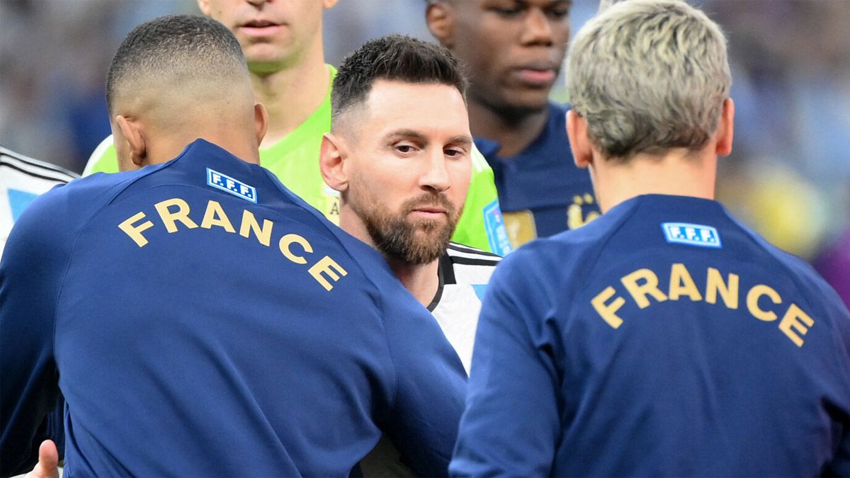 La prensa francesa aseguró que Lionel Messi y Kylian Mbappé se dieron un tibio abrazo.