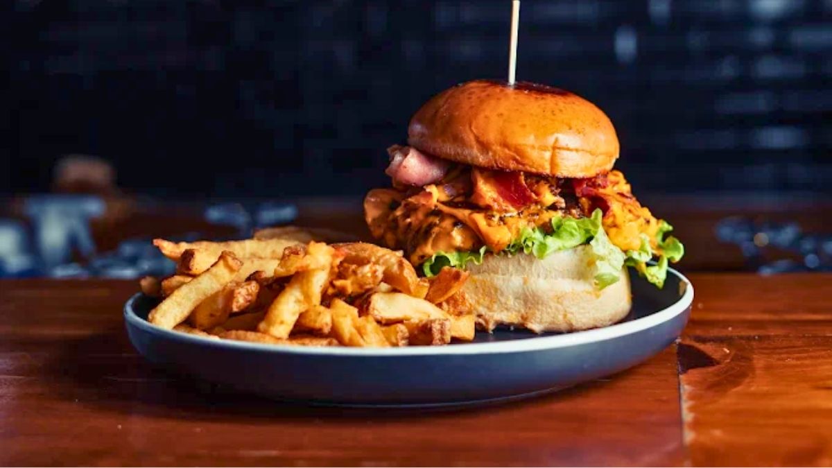 Las hamburguesas son otra especialidad en este bodegón.