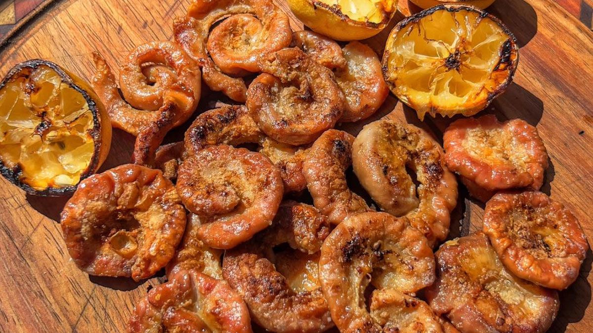 Cuánto tiempo se cocinan los chinchulines en el asado: la receta para que salgan en su punto justo