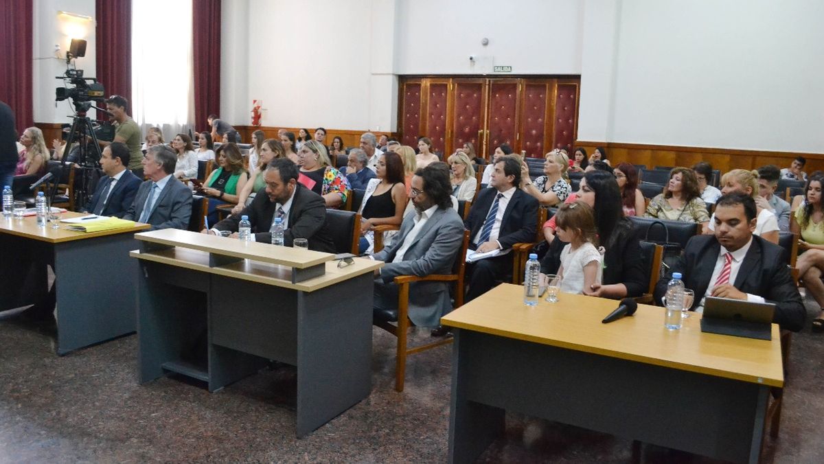 A la audiencia pública a la que convocó la Suprema Corte de Justicia para dirimir el debate de elegir reina de la Vendimia o no, acudieron representantes de la Comisión de Reinas Nacionales de la Vendimia y de la comuna de Guaymallén representando las posturas a favor y en contra.