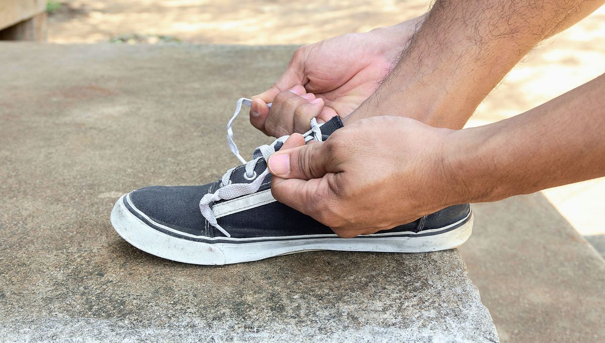 Si los cordones son de acetato, puedes quemar un poco la punta y luego colocar la cinta. Si los cordones son de acetato, puedes quemar un poco la punta y luego colocar la cinta. 