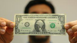 Con el dólar en el piso de la banda