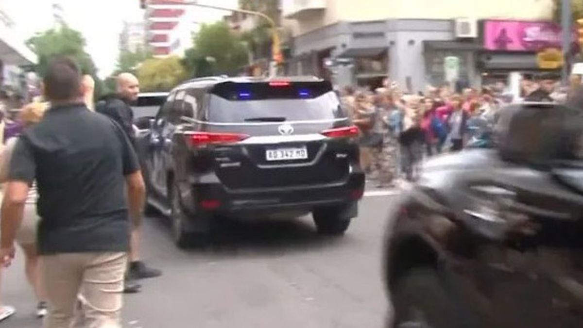 El muchacho pelado fue el detenido por golpear el auto en el que iba Javier Milei.