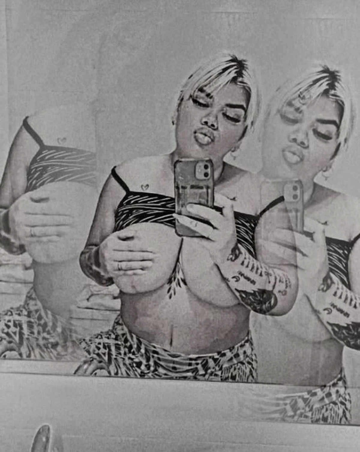 More Rial se levantó la remera para mostrar todo sin corpiño y la foto se hizo viral.