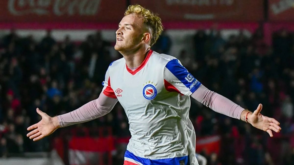 Liga Profesional. Luciano Zanelli le dio el gol del triunfo a Argentinos Juniors en un partidazo con Rosario Central.