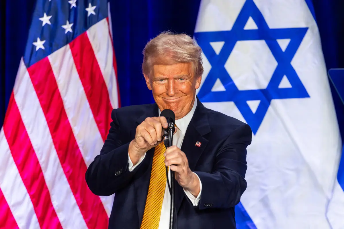 Donald Trump habla durante un evento anunciado como lucha contra el antisemitismo en Estados Unidos en Washington. Crédito: EFE/Jim Lo Scalzo.