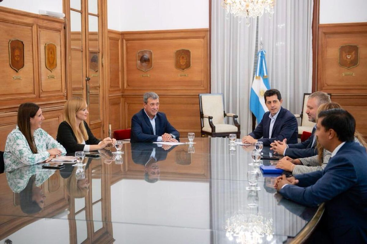 Uceda, Fernández Sagasti y Bermejo junto a otros legisladores del Frente de Todos durante el reciente cónclave con el ministro del Interior, Wado de Pedro.