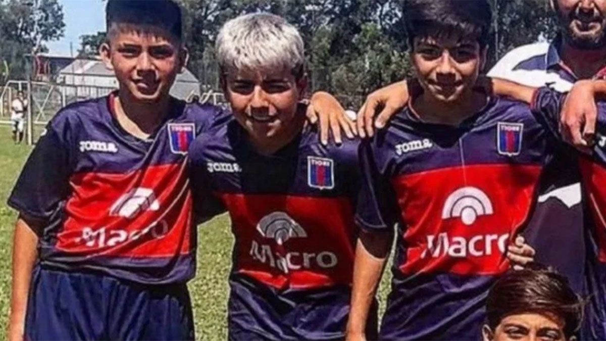 Benjamín juega al fútbol en Tigre.