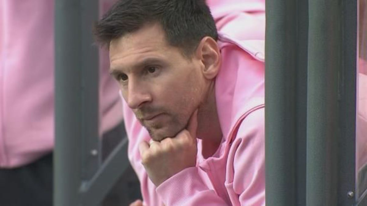 Messi vio el partido desde el banco en Hong Kong