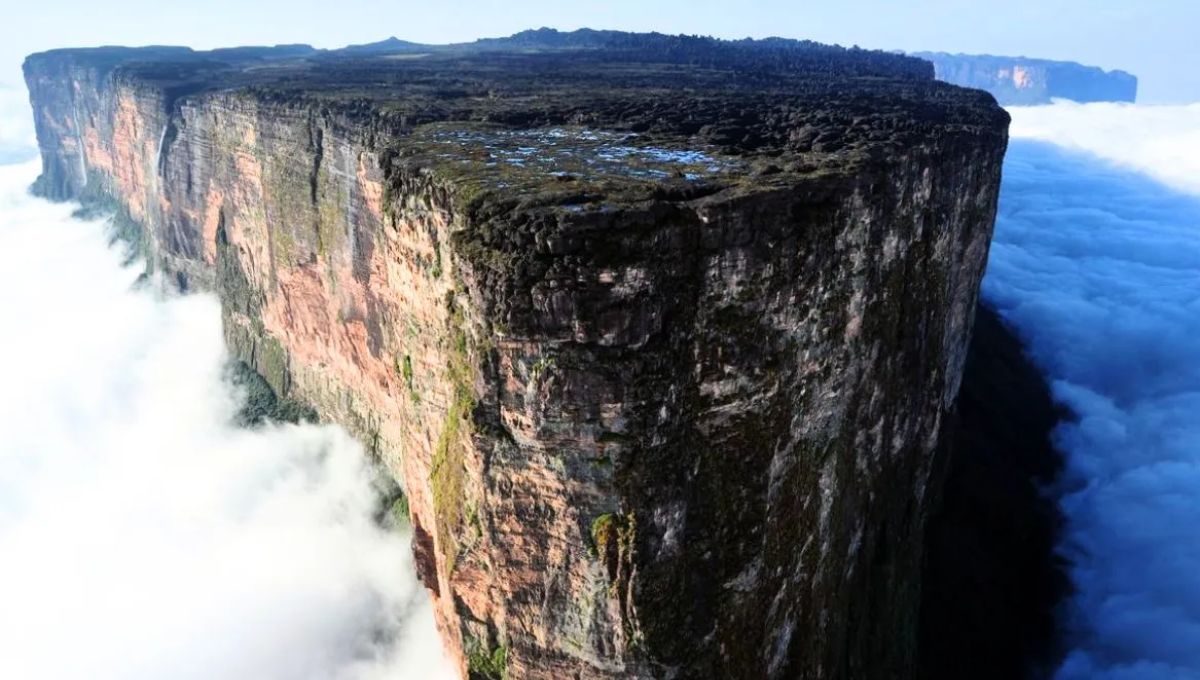 la combinación de acantilados, meseta plana y biodiversidad hace de la montaña un lugar único en el planeta Tierra, destacando entre los paisajes naturales de América del Sur.