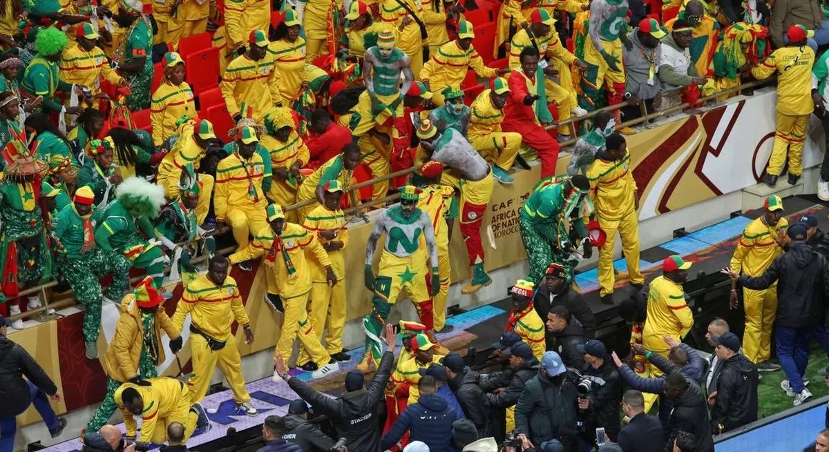 Los hinchas de Senegal intentaron invadir el campo de juego.