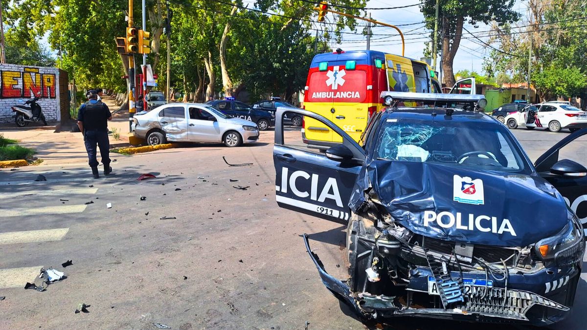 Violento accidente en Las Heras: un patrullero embistió a un auto que terminó contra un semáforo