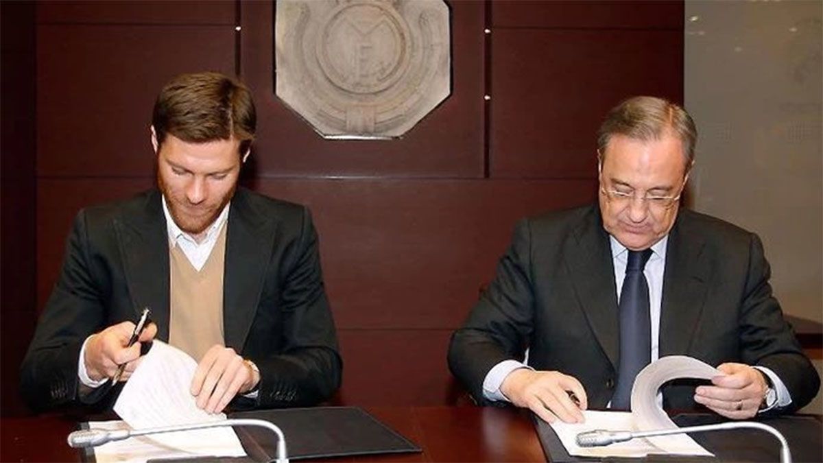 Xabi Alonso firma el contrato con el Real Madrid y lo acompaña el titular de la entidad