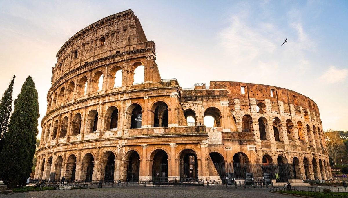 La parte sur del Coliseo de Roma está destruida, mientras que el lado norte permanece en muy buen estado. Imagen: Pixabay.