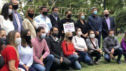 Dirigentes opositores al Gobierno nacional realizaron una movilización a favor de las clases presenciales, más allá de que ya está la fecha de regreso el 1 de marzo. En Mendoza, se reunieron en la plaza Independencia.