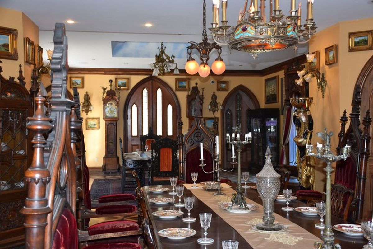 El castillo cercano al pueblo parece sacado de un cuento de hadas. El castillo cercano al pueblo parece sacado de un cuento de hadas.