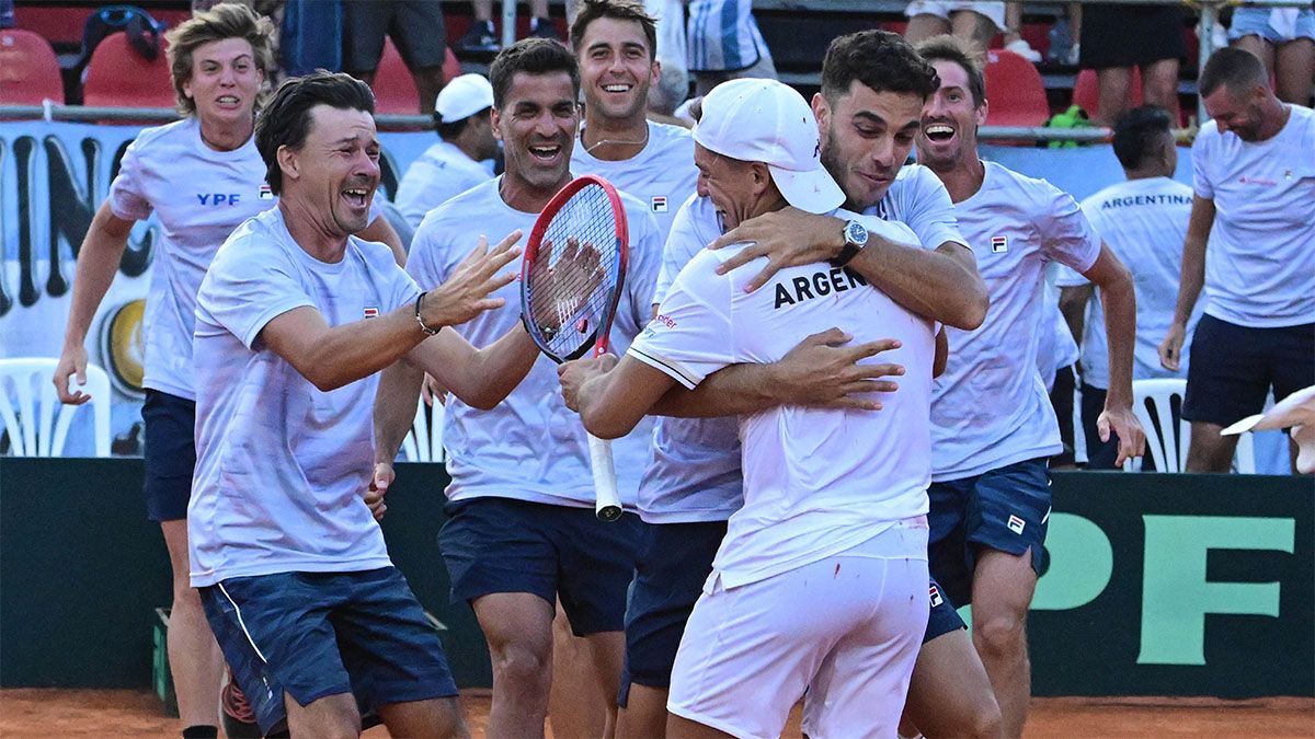 Todos abrazan a Sebastián Báez tras el triunfazo de Argentina en la Copa Davis. Todos abrazan a Sebastián Báez tras el triunfazo de Argentina en la Copa Davis.
