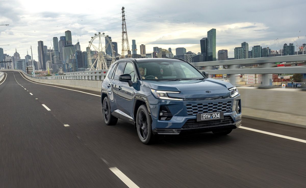 La nueva generación de la Toyota RAV4 exhibe un diseño exterior completamente renovado que destaca por su robustez y aerodinámica. Durante las pruebas dinámicas en entornos urbanos, el vehículo demostró una presencia imponente gracias a su parrilla frontal estilizada y sus ópticas con tecnología LED de última generación. La nueva generación de la Toyota RAV4 exhibe un diseño exterior completamente renovado que destaca por su robustez y aerodinámica. Durante las pruebas dinámicas en entornos urbanos, el vehículo demostró una presencia imponente gracias a su parrilla frontal estilizada y sus ópticas con tecnología LED de última generación.