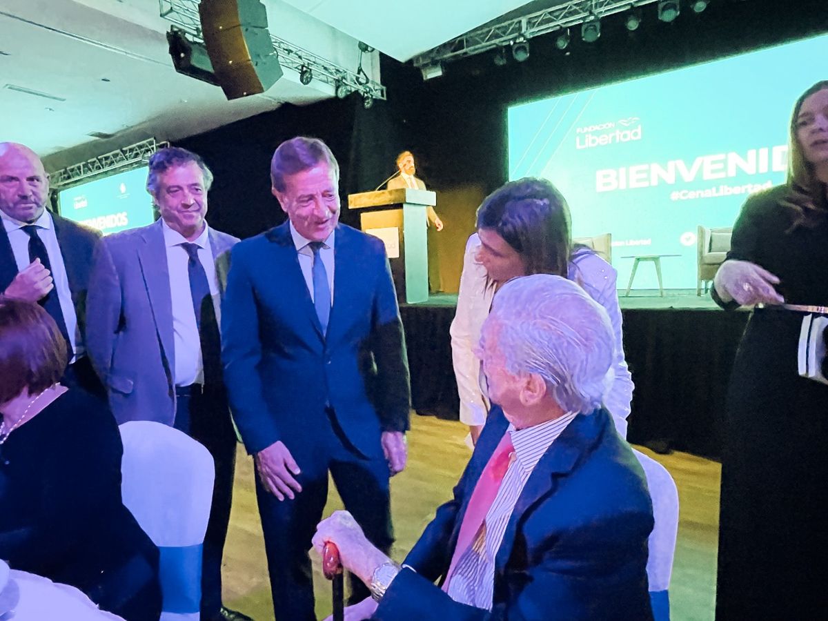 Rodolfo Suarez, junto a Víctor Ibañez y Mariana Juri, a punto de saludar a Mario Vargas Llosa.