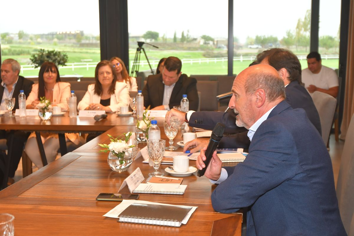 El ministro de Producción, Rodolfo Vargas Arizu, moderó el Consejo Federal Mipyme. El ministro de Producción, Rodolfo Vargas Arizu, moderó el Consejo Federal Mipyme.