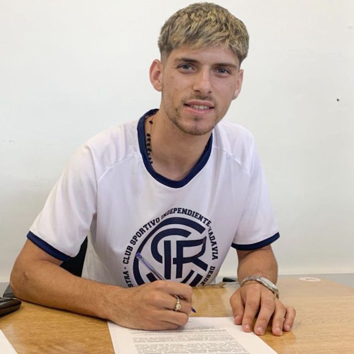 Un nueve de área. El rosarino Emiliano Saliadarre mide 1,78m y reforzará el ataque del equipo que dirige De Paoli. Un nueve de área. El rosarino Emiliano Saliadarre mide 1,78m y reforzará el ataque del equipo que dirige De Paoli.