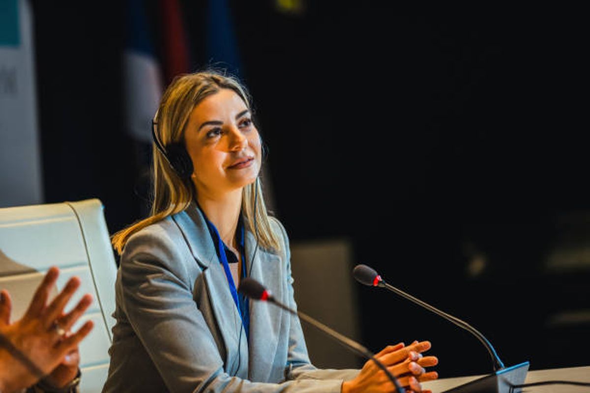 Si trabajas como traductor, también tendrás un salario bajo. Si trabajas como traductor, también tendrás un salario bajo.