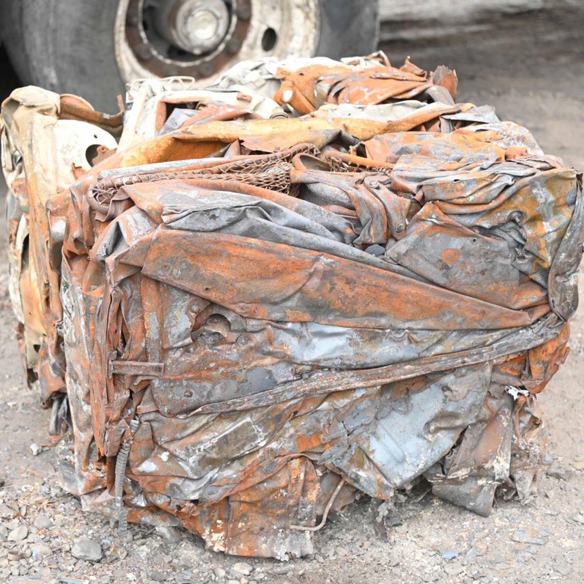 Compactación de chatarra en San Agustín. Compactación de chatarra en San Agustín.