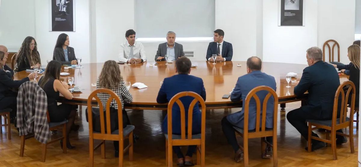 Alfredo Cornejo y Natalio Mema se reunieron con los diputados y senadores debutantes de La Libertad Avanza, para consolidar la sociedad que los llevó a la Legislatura. Alfredo Cornejo y Natalio Mema se reunieron con los diputados y senadores debutantes de La Libertad Avanza, para consolidar la sociedad que los llevó a la Legislatura.