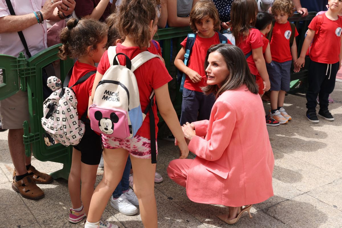 Letizia Ortiz también habló con los niños que se acercaron a ver a los reyes. Letizia Ortiz también habló con los niños que se acercaron a ver a los reyes.