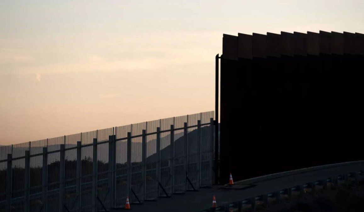 Las niñas fueron lanzadas por arriba de la valla fronteriza de cuatro metros de altura que separa México de Estados Unidos