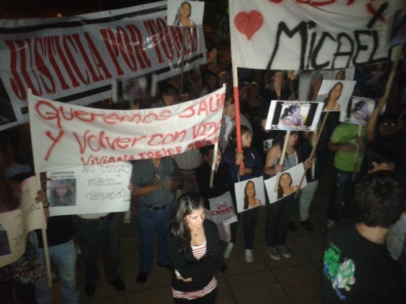 Unas 400 personas criticaron con dureza a los jueces en Tribunales