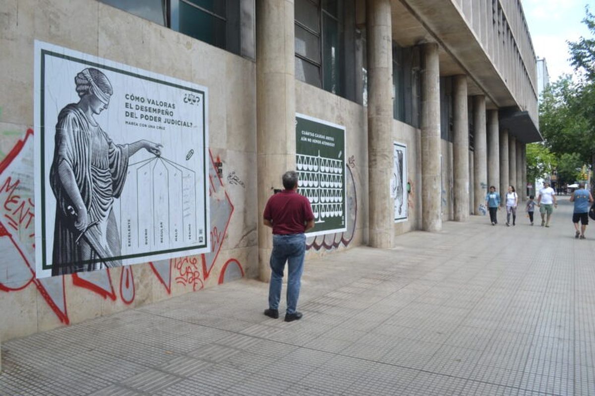 Cartelería de la encuesta lanzada por la Justicia en pleno centro de la Ciudad. Fotos: Prensa de la Suprema Corte de Justicia