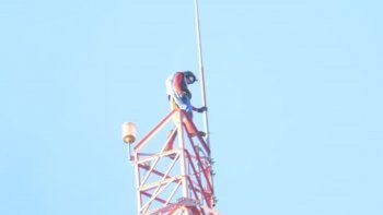 Un hombre vestido de Spiderman se subió a la antena de la UTN
