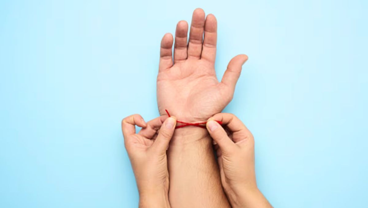 La pulsera roja debe ser utilizada en el tobillo o la muñeca izquierda