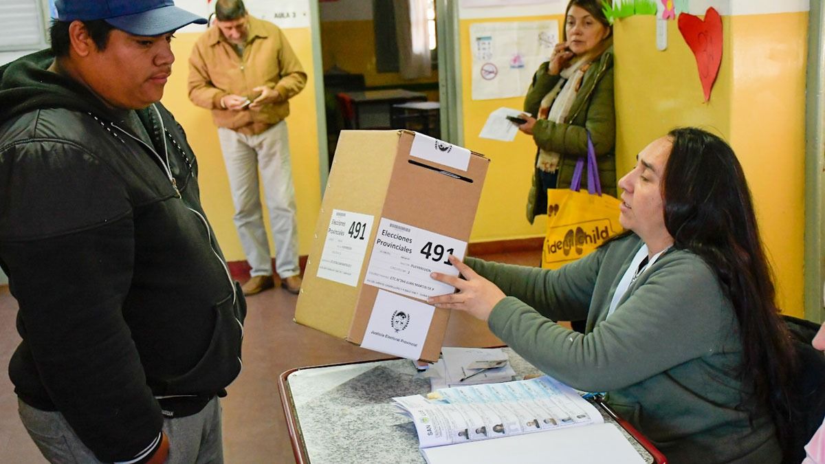 Casi 420.000 puntanos elegírán este domingo entre 8 fórmulas su nuevo gobernador y vice, y quien sucederá en el cargo a Alberto Rodriguez Saá. Su hermano Adolfo Rodríguez Saá integra el frente opositor, puesto que no pudo acordar con el PJ para ser candidato a gobernador por este espacio. Casi 420.000 puntanos elegírán este domingo entre 8 fórmulas su nuevo gobernador y vice, y quien sucederá en el cargo a Alberto Rodriguez Saá. Su hermano Adolfo Rodríguez Saá integra el frente opositor, puesto que no pudo acordar con el PJ para ser candidato a gobernador por este espacio.